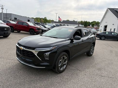 Used 2025 Chevrolet Trax LT FWD image 1