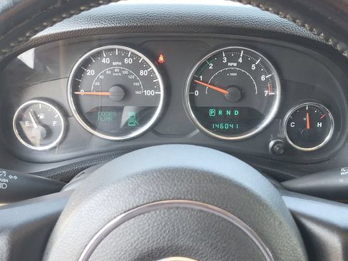 Used 2014 Jeep Wrangler Unlimited Sahara w/ Dual Top Group AWD/4WD image 17