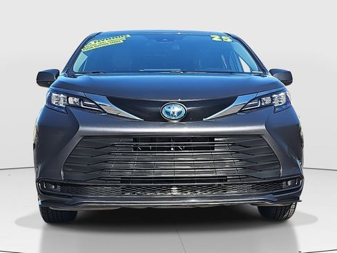 Certified 2025 Toyota Sienna LE image 2