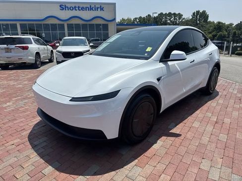 Used 2026 Tesla Model Y 2WD image 32