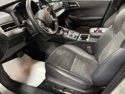 Used 2024 Mitsubishi Outlander SE image 9