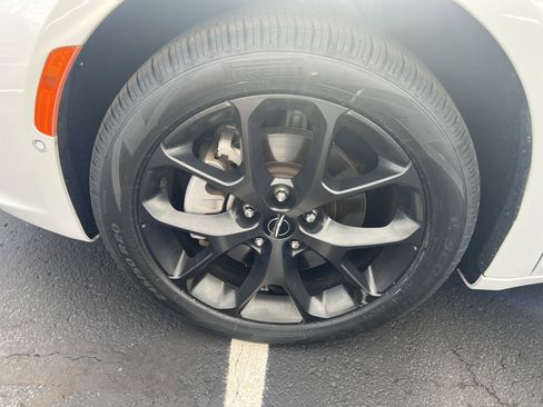 Used 2023 Chrysler Pacifica Limited w/ Uconnect Theater Family Group image 9