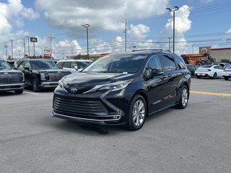 Used 2022 Toyota Sienna Platinum FWD video 1