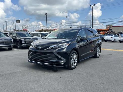 Used 2022 Toyota Sienna Platinum FWD image 1