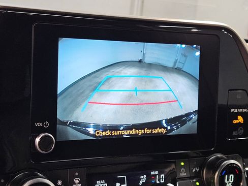 Used 2025 Toyota Highlander XLE AWD/4WD image 31