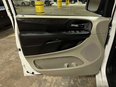 Used 2019 Dodge Grand Caravan SE w/ UConnect Hands-Free Group FWD image 28