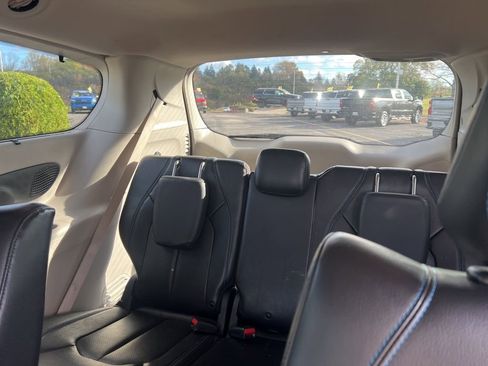 Used 2021 Chrysler Pacifica Touring-L image 29