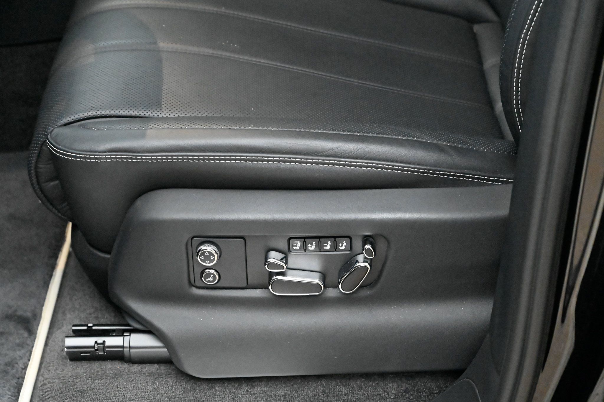 Used 2025 Bentley Bentayga AWD/4WD image 18