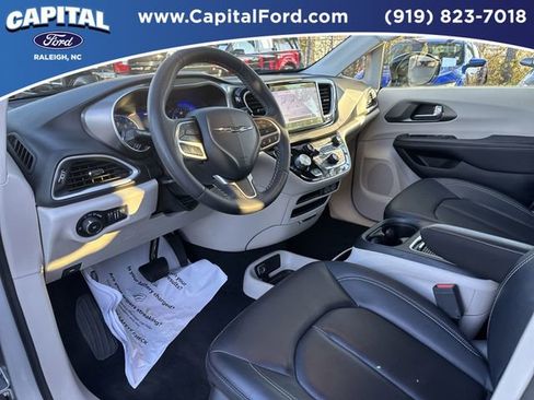 Used 2024 Chrysler Pacifica Touring-L image 18