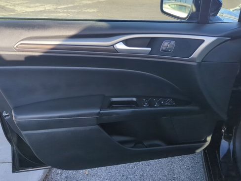 Used 2017 Ford Fusion SE image 10