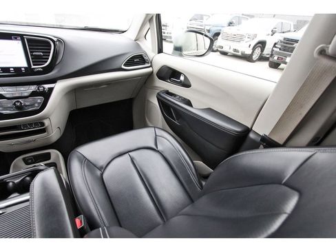 Used 2023 Chrysler Pacifica Touring-L image 10