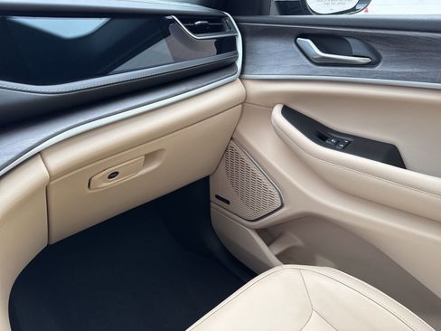 Used 2022 Jeep Grand Cherokee Limited 4xe image 32