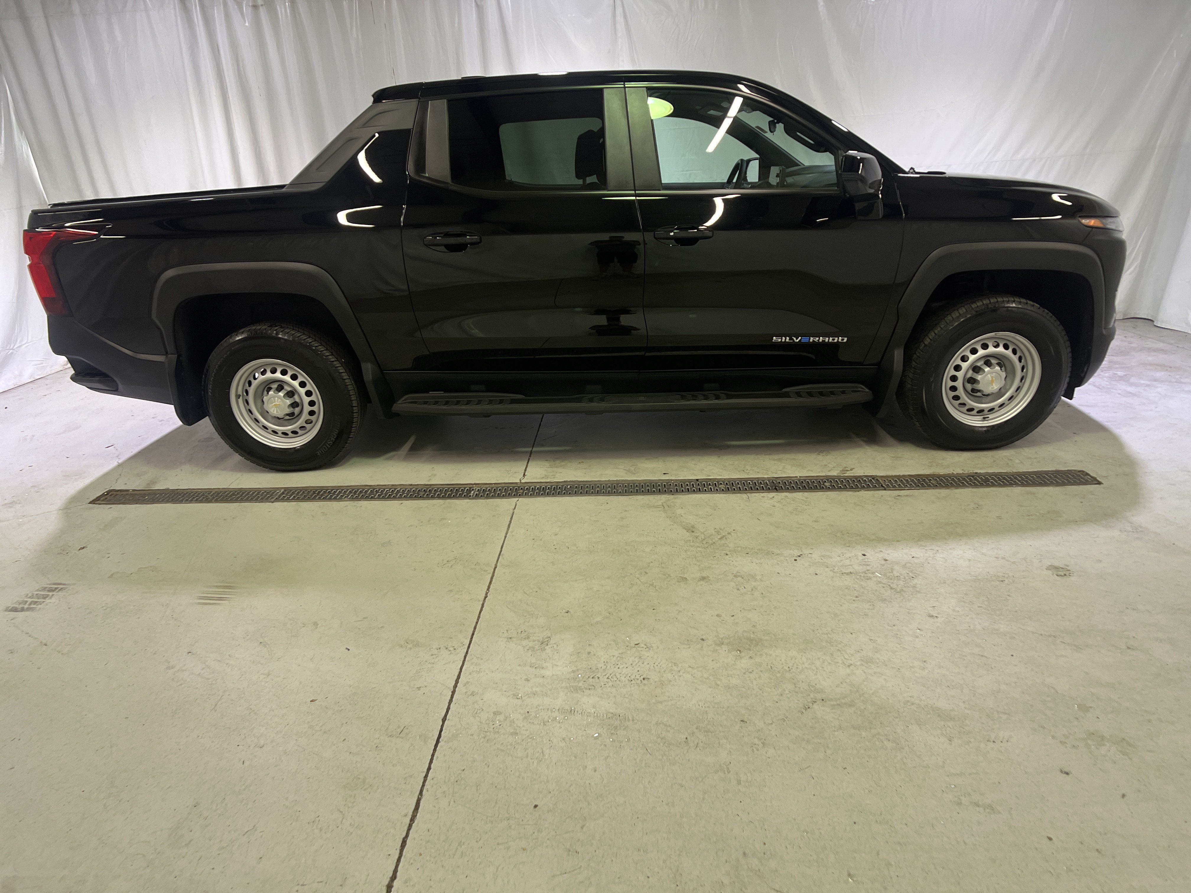 Certified 2025 Chevrolet Silverado EV W/T AWD/4WD image 12
