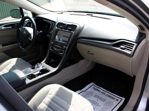 Used 2020 Ford Fusion SE image 12