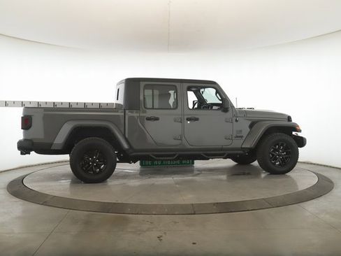 Used 2022 Jeep Gladiator Sport image 6