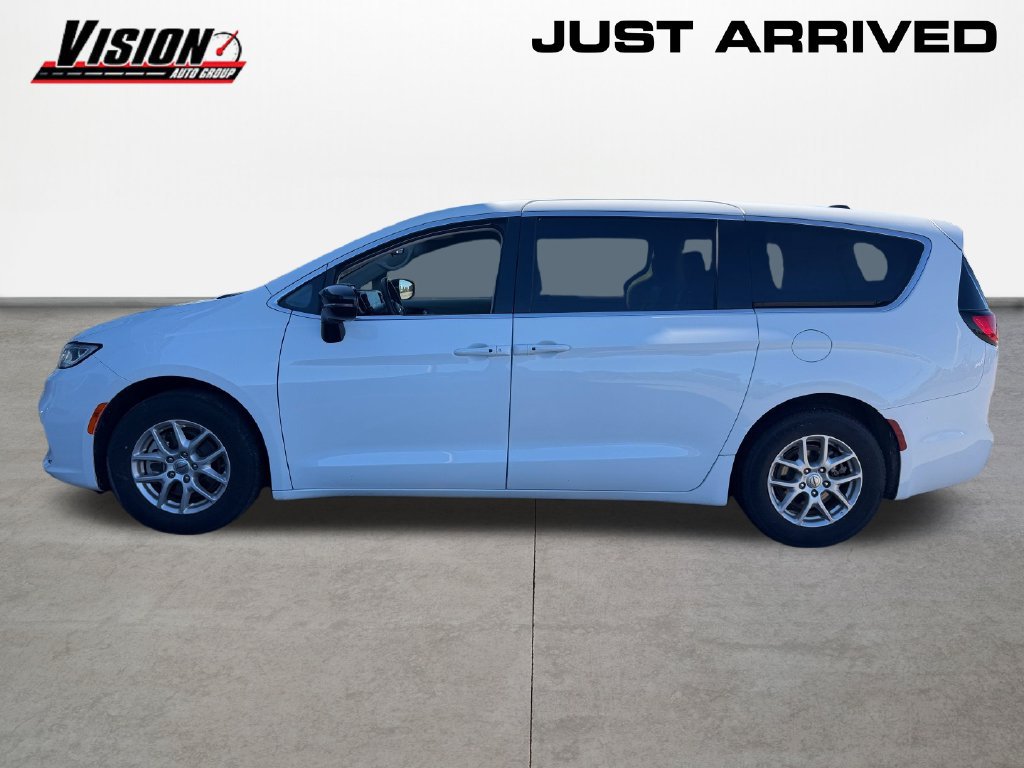 Used 2024 Chrysler Pacifica Touring-L FWD image 8