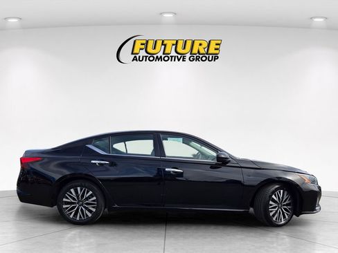 Used 2024 Nissan Altima 2.5 SV image 3