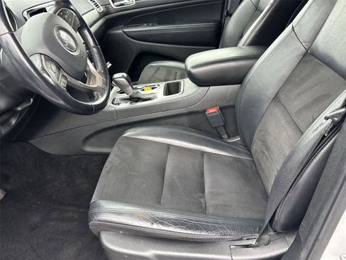 Used 2020 Jeep Grand Cherokee Altitude AWD/4WD image 12
