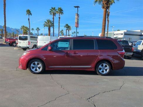 Used 2019 Toyota Sienna LE image 3