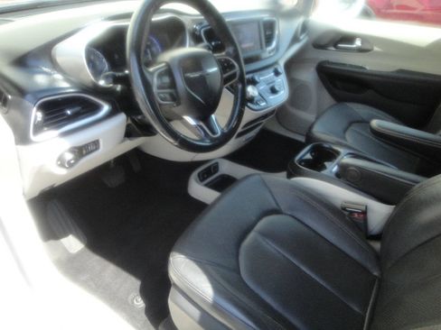 Used 2020 Chrysler Pacifica Touring-L FWD image 6