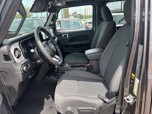 Used 2025 Jeep Wrangler Unlimited Sahara AWD/4WD image 27