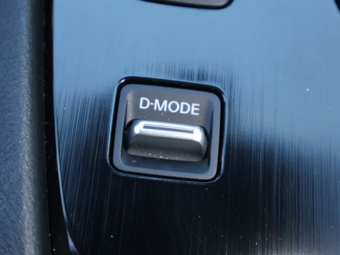 Used 2023 Nissan Rogue S image 17