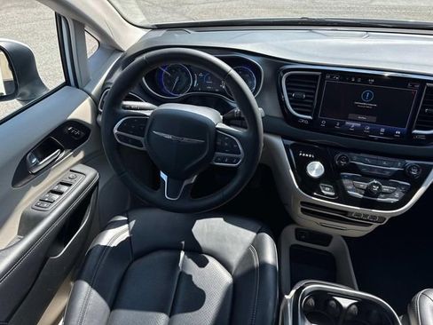 Used 2023 Chrysler Pacifica Touring-L FWD image 17