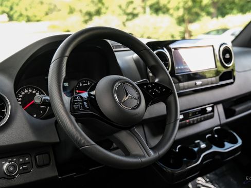 Used 2025 Mercedes-Benz Sprinter 2500 image 32