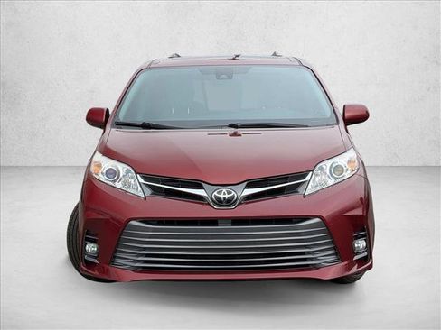 Used 2018 Toyota Sienna XLE Premium image 2