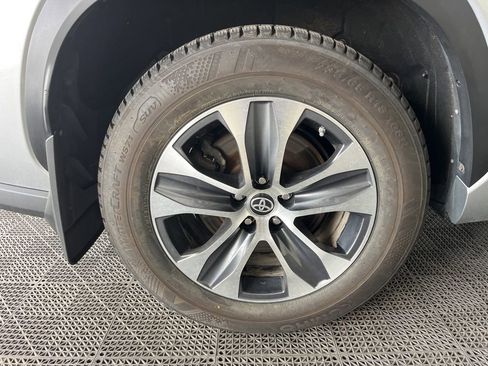 Used 2024 Toyota Highlander XLE AWD/4WD image 27
