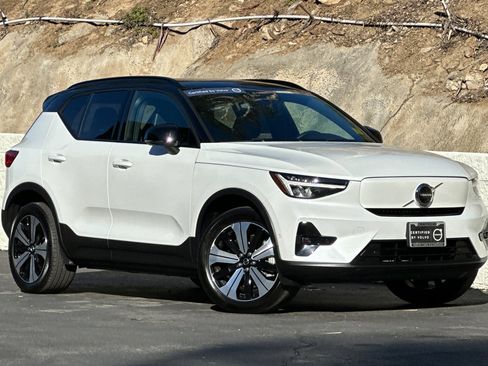 Certified 2023 Volvo XC40 Recharge Plus image 2