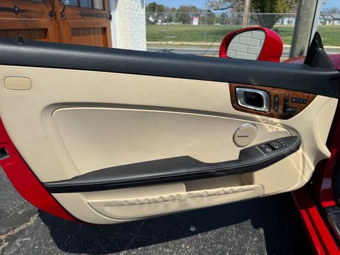 Used 2014 Mercedes-Benz SLK 250 image 7