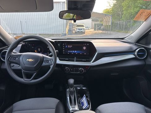 Used 2025 Chevrolet Trax LT image 15
