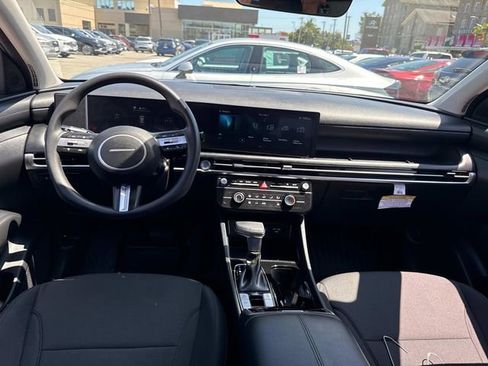 Used 2025 Hyundai Tucson SE image 14