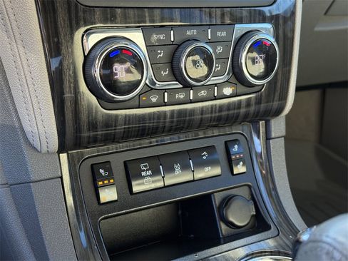 Used 2014 Chevrolet Traverse LT image 25