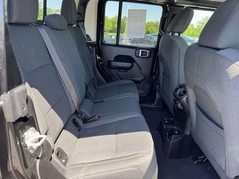 Used 2025 Jeep Gladiator Overland AWD/4WD image 15