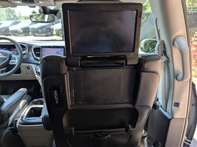 Used 2022 Chrysler Pacifica Touring-L w/ Uconnect Theater Family Group FWD image 15