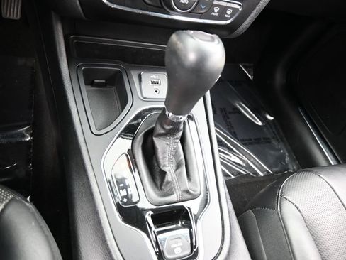 Used 2019 Jeep Cherokee Limited image 25