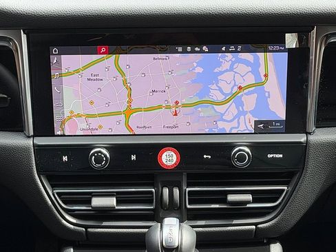 Certified 2025 Porsche Macan image 15