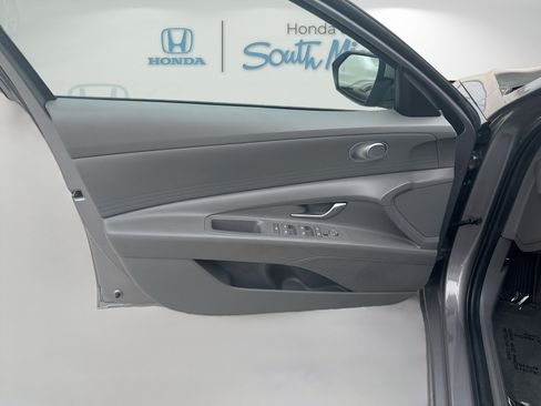 Used 2024 Hyundai Elantra SE FWD image 19