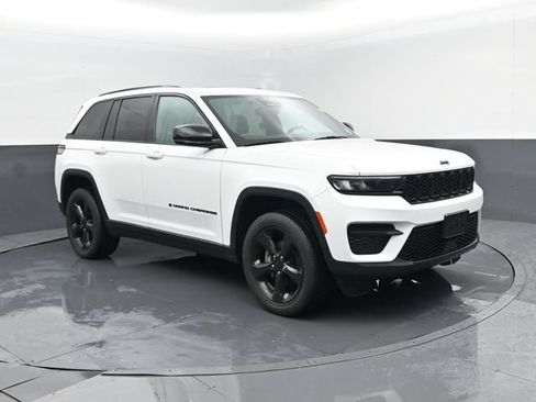 Used 2023 Jeep Grand Cherokee Altitude AWD/4WD image 3