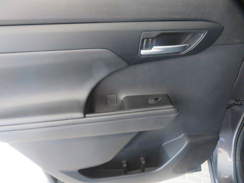 Used 2020 Toyota Highlander XLE FWD image 19