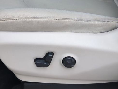 Used 2017 Chrysler Pacifica Touring w/ Tire & Wheel Group FWD image 14