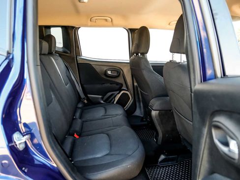 Used 2017 Jeep Renegade Latitude w/ Cold Weather Group image 32