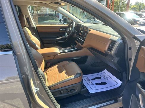 Used 2025 Nissan Pathfinder Platinum FWD image 10