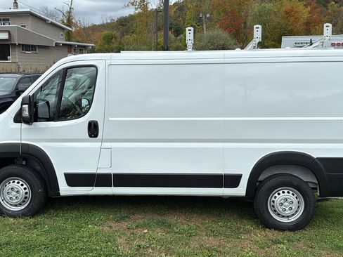 Used 2025 RAM ProMaster 2500 w/ Premium Convenience Group image 6