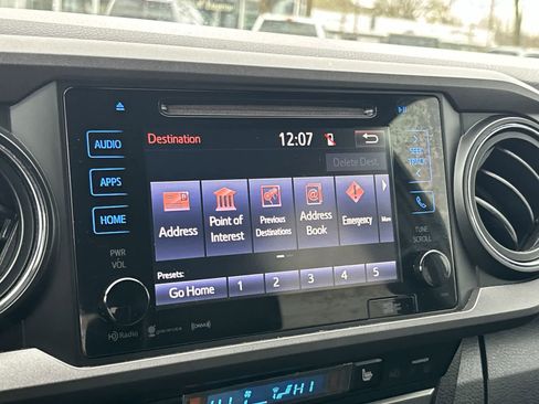 Used 2017 Toyota Tacoma TRD Off-Road w/ Premium & Technology Package image 16