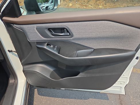 Used 2023 Nissan Rogue S AWD/4WD image 17