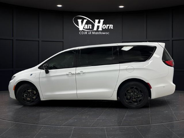 Used 2024 Chrysler Pacifica Limited FWD image 4
