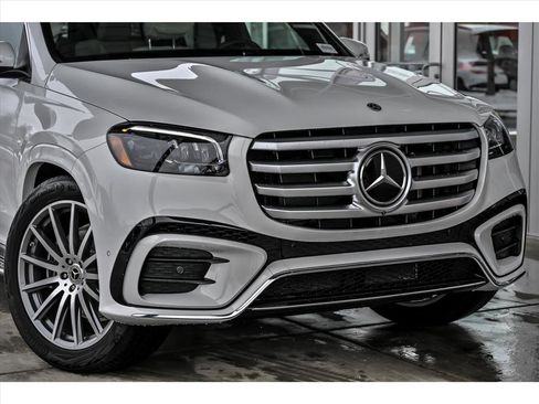New 2026 Mercedes-Benz GLS 580 4MATIC image 2